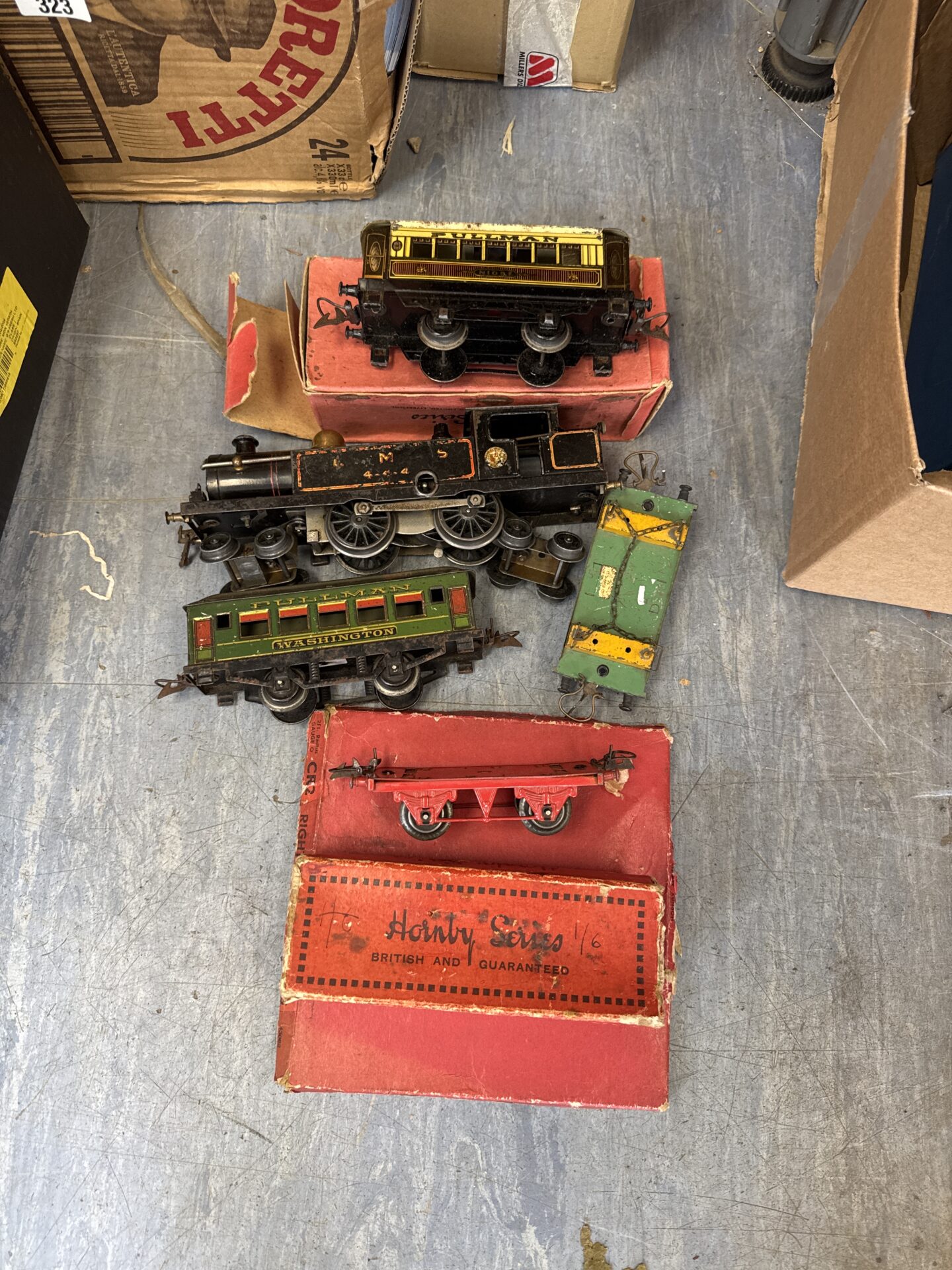 318 O gauge lms444 hornby engine with carriages & crossover track
