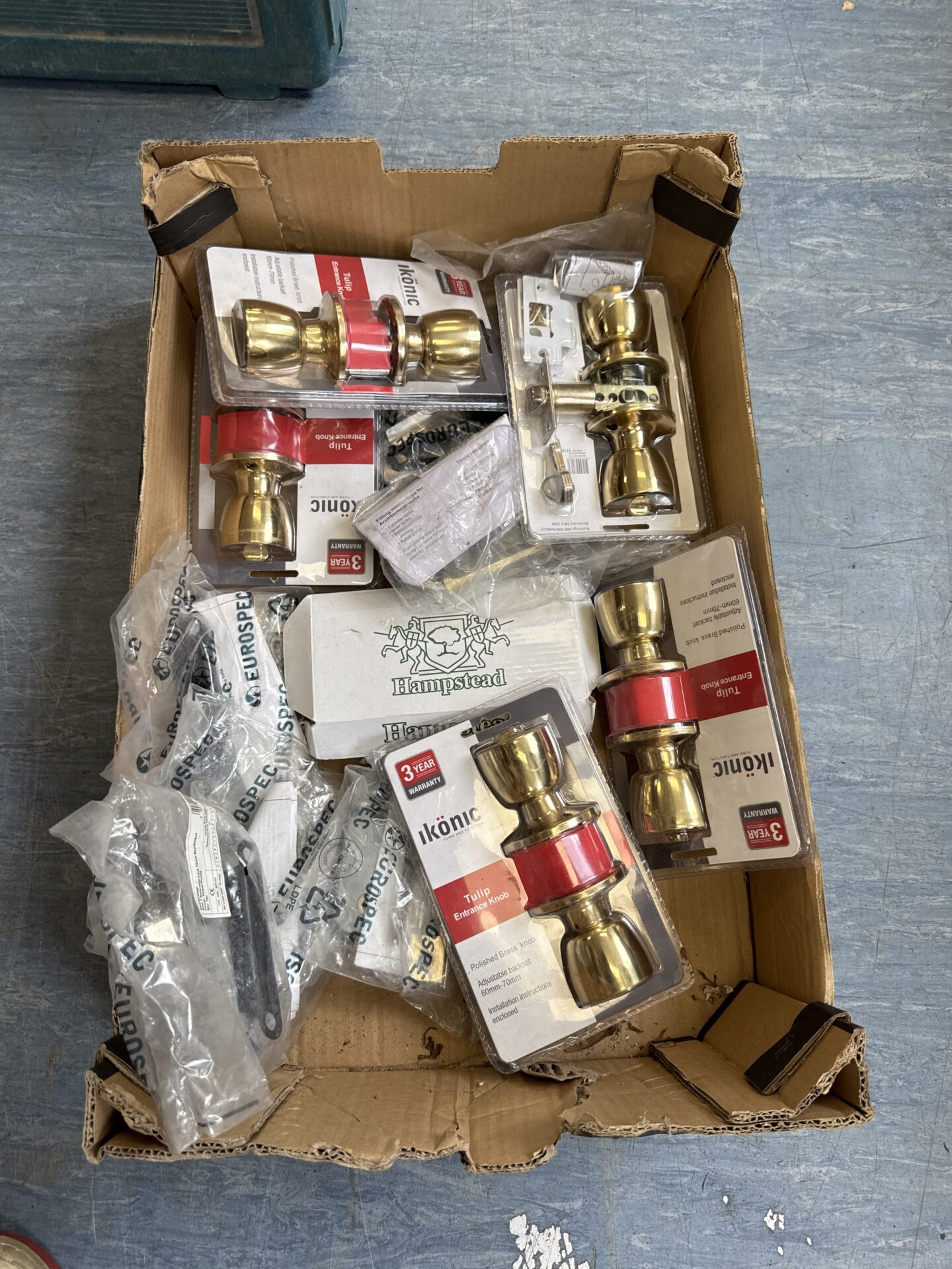 837 Tray of assorted door furniture inc brass knobs