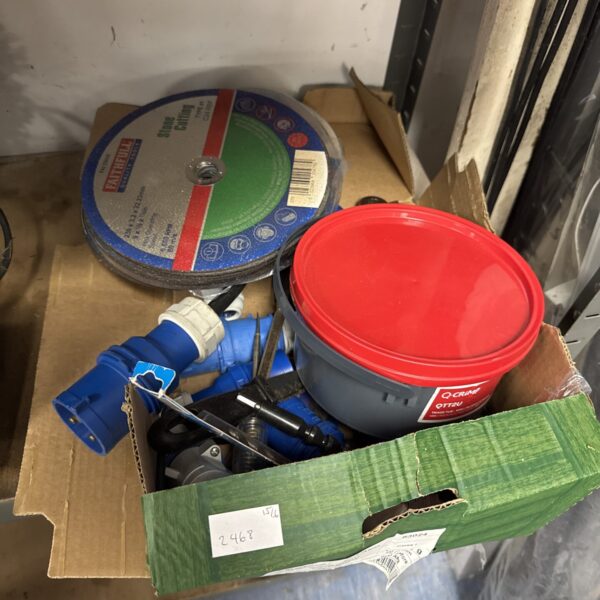 Mixed lot of shed clearance tools and hardware, including cutting blades.