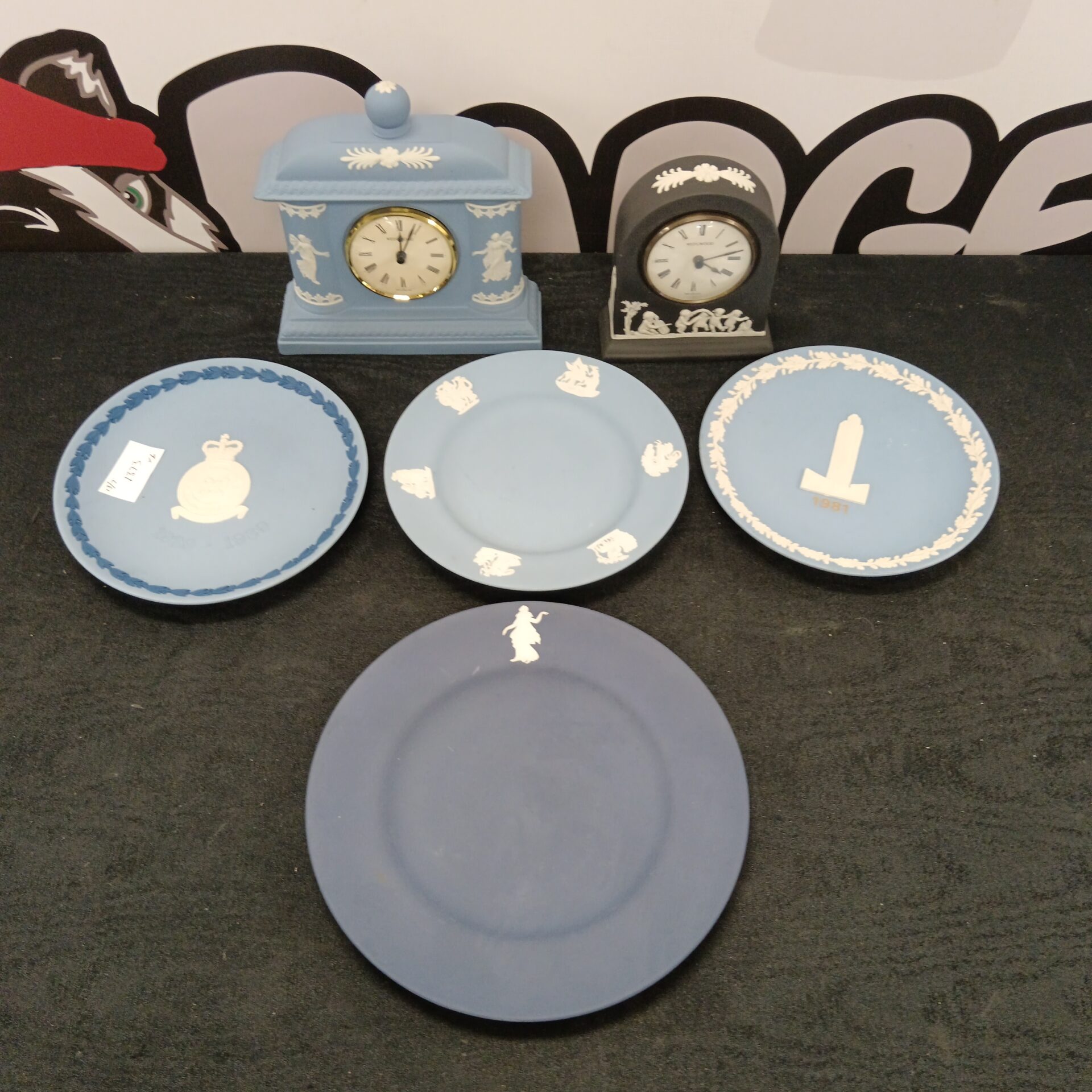818 Selection of wedgwood jasperware plates & clocks