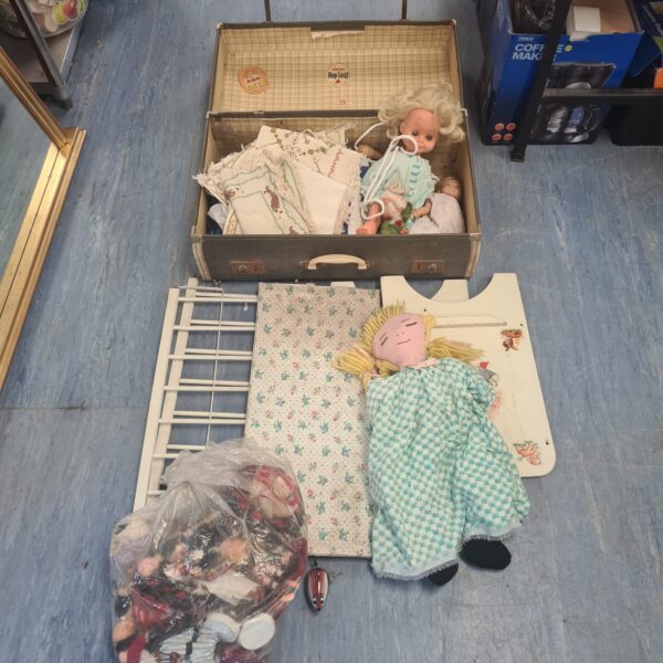 Vintage case filled with 1960s dolls and linen.