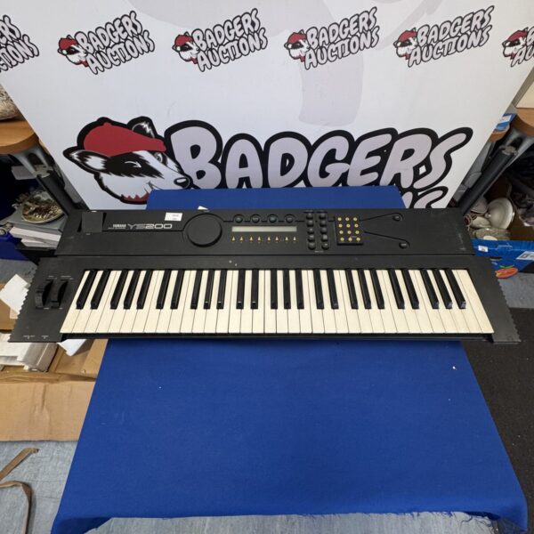 Yamaha YS200 Digital Synthesizer keyboard