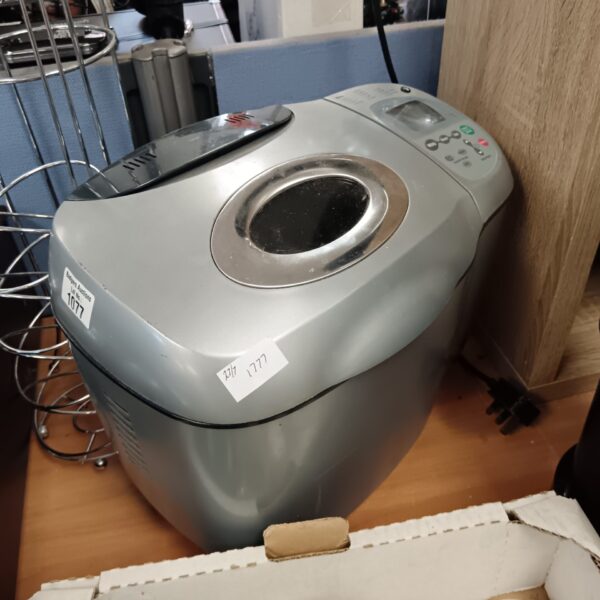 Silver bread maker appliance for home baking.