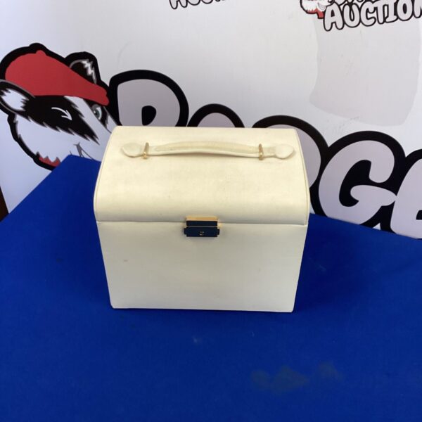 Vintage cream jewellery case with a clasp and handle.