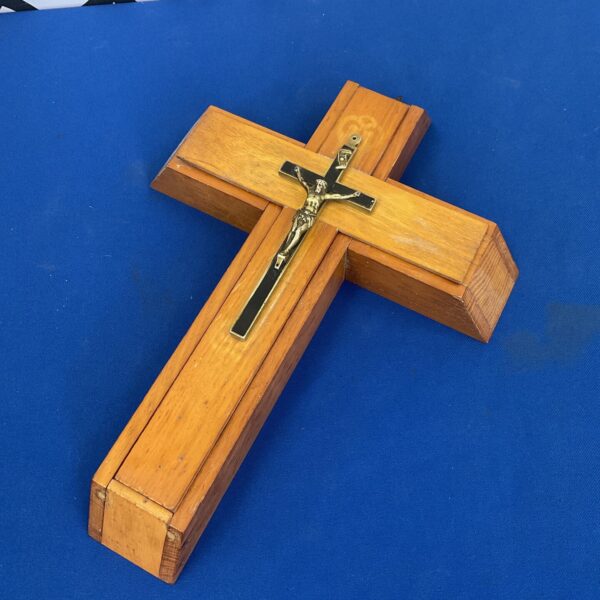 Vintage Catholic travel communion set crucifix front view.