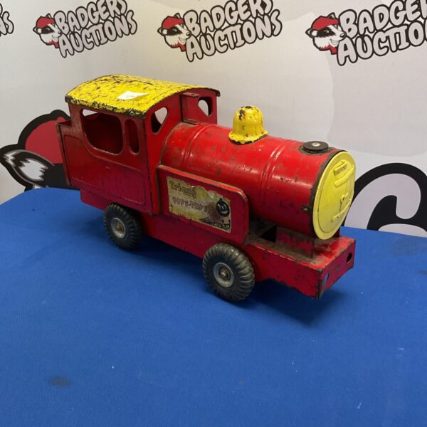 Vintage Triang puff puff train, red tinplate locomotive