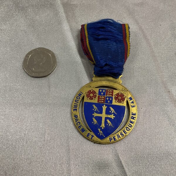 Westminster Abbey 900th anniversary medal from 1965-1966 with ribbon.