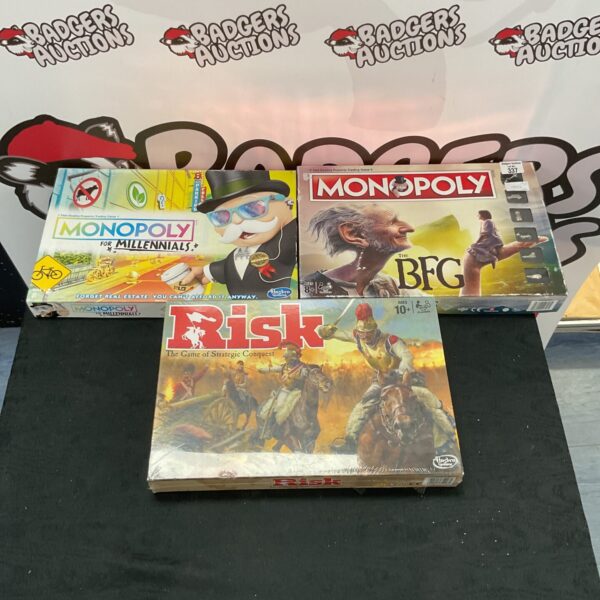 Mixed lot of board games including Monopoly and sealed Risk.