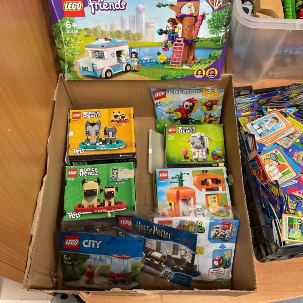 Mixed Lego lot including Lego Friends and Brickhead figures.