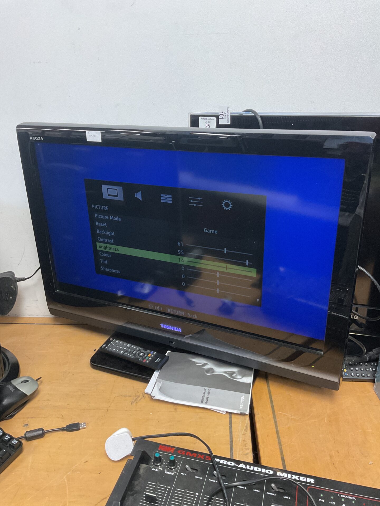 100 Todhiba regza 32” hd tv working with remote