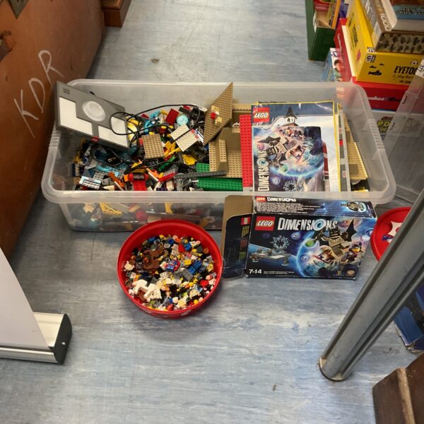 Overview of a large mixed Lego lot with Lego Dimensions boxes.