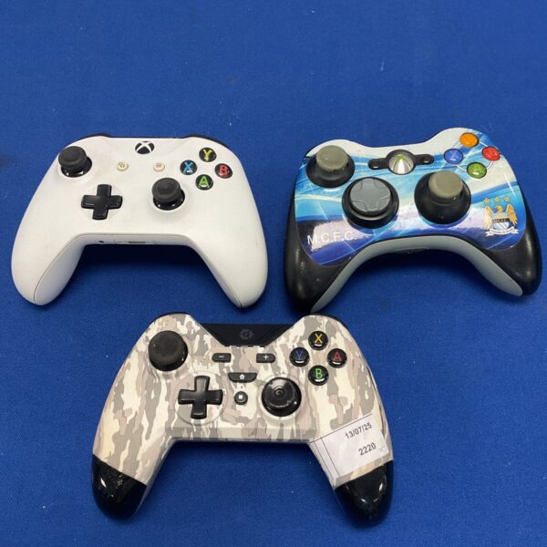 Lot of three pre-owned Xbox One and Xbox 360 gaming controllers.