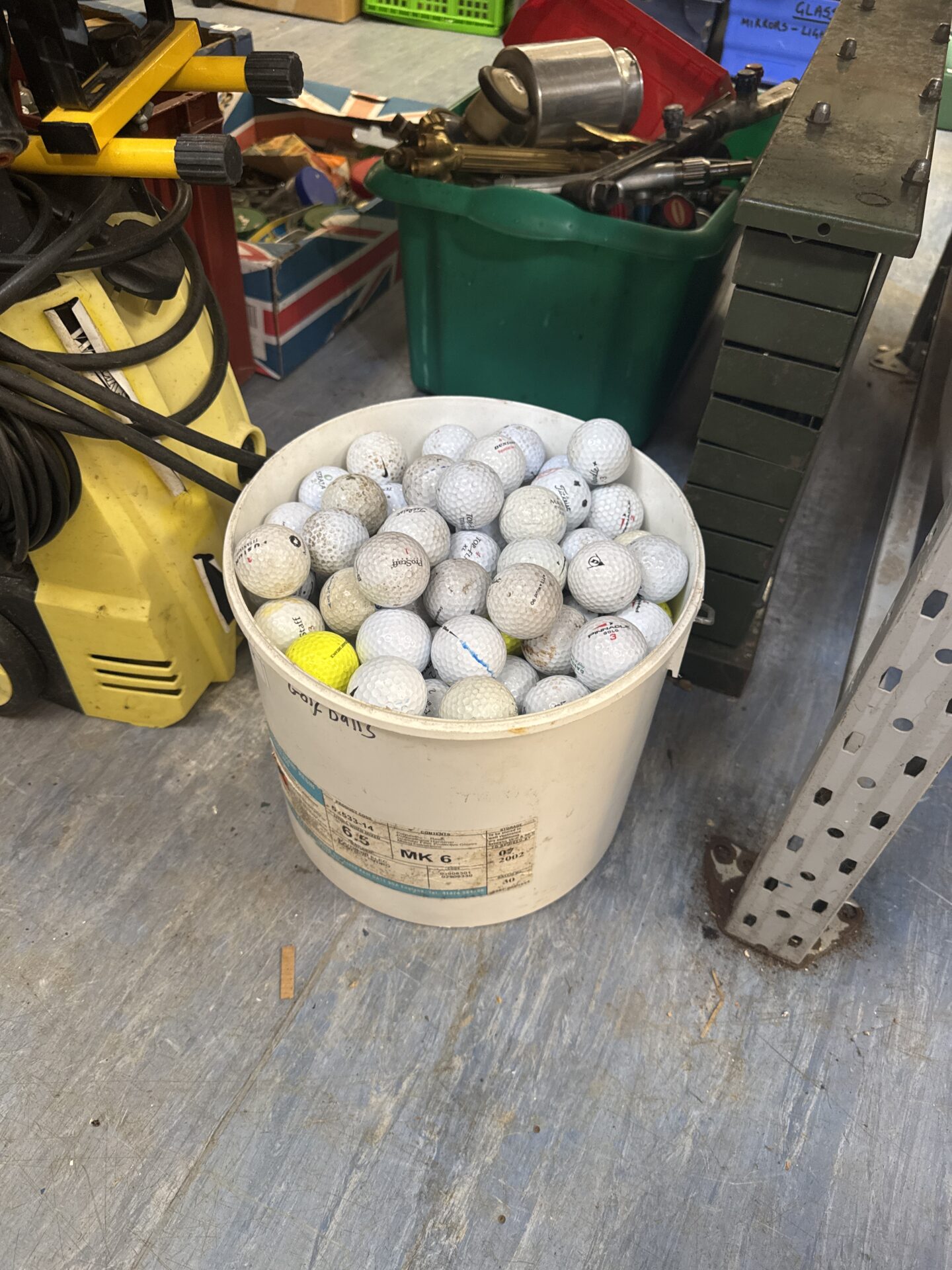 935 Large bucket of mixed golf balls