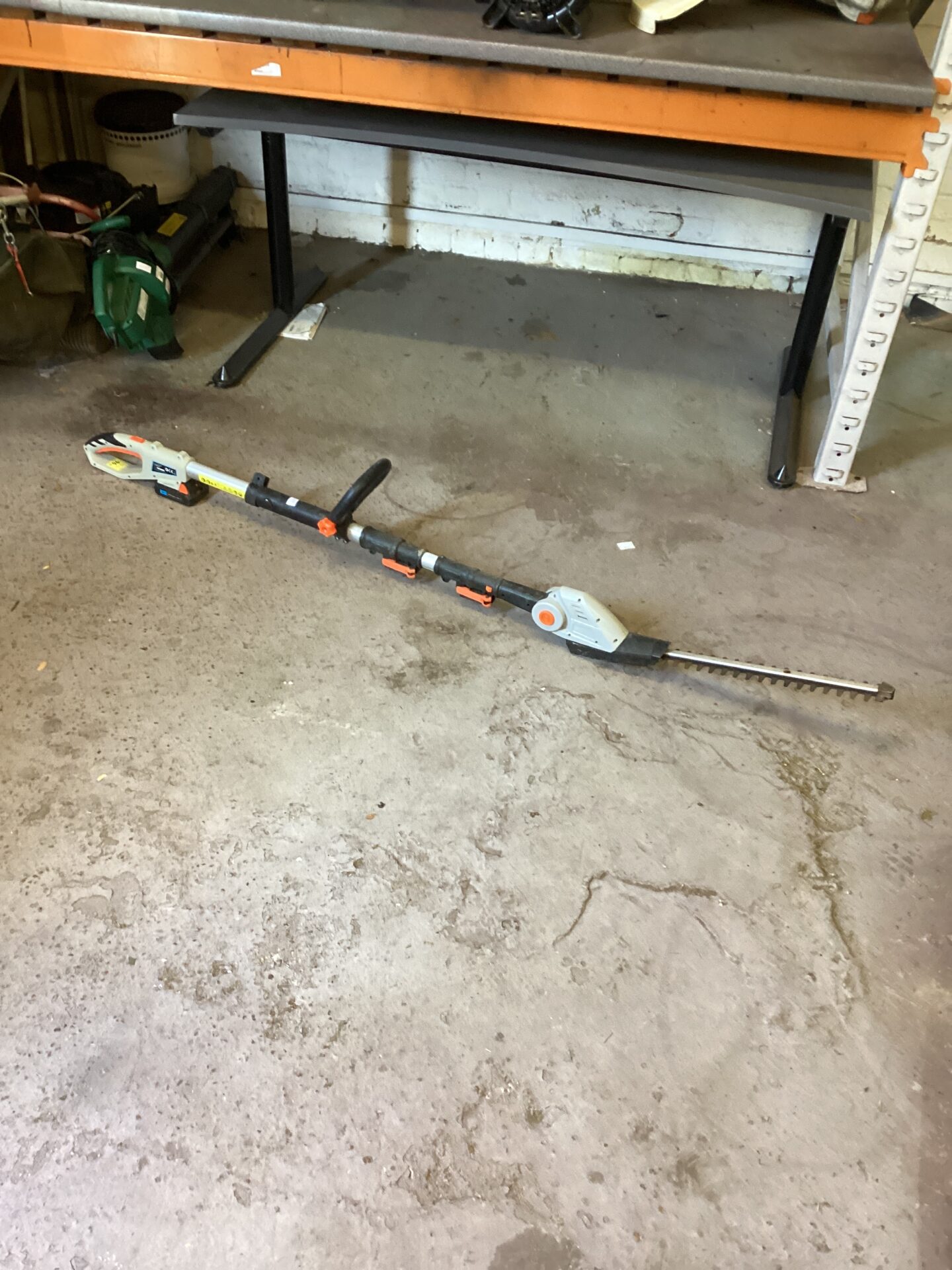 982 Vonhaus Battery Hedge cutter no charger
