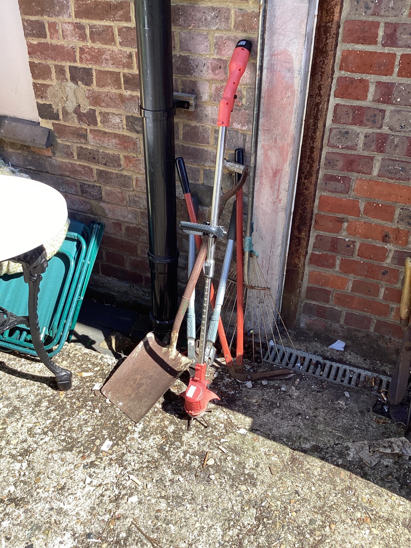 1147 Selection of garden tools