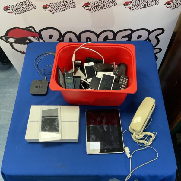 Mixed lot of mobile phones and tablets for collectors.