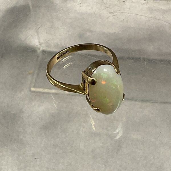 Vintage 9 carat gold ring with a vibrant opal stone.