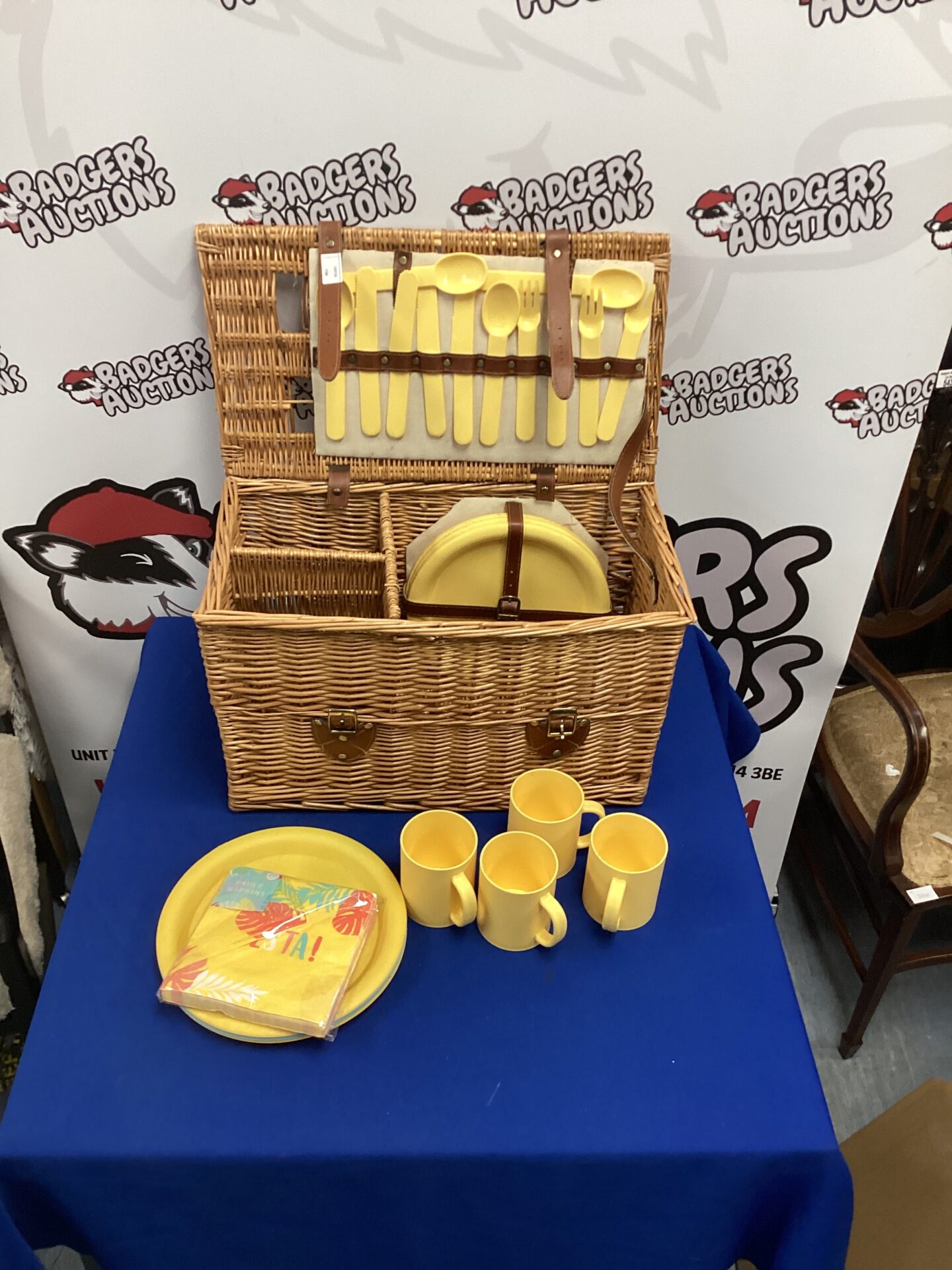 494 Wicker picnic basket with contents