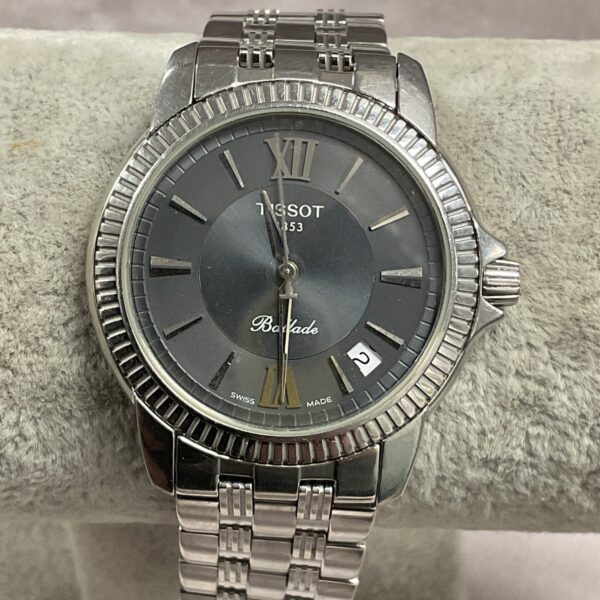 Silver dial Tissot quartz gents wristwatch with stainless steel bracelet.