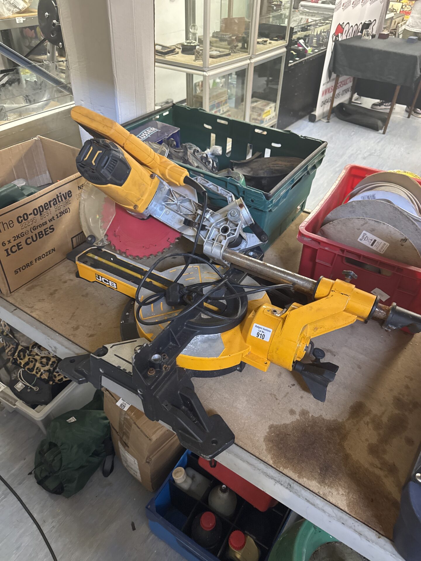 910 Jcb mitre saw – spares/repairs, powers on / spins but bushes sparking – could do with replacement