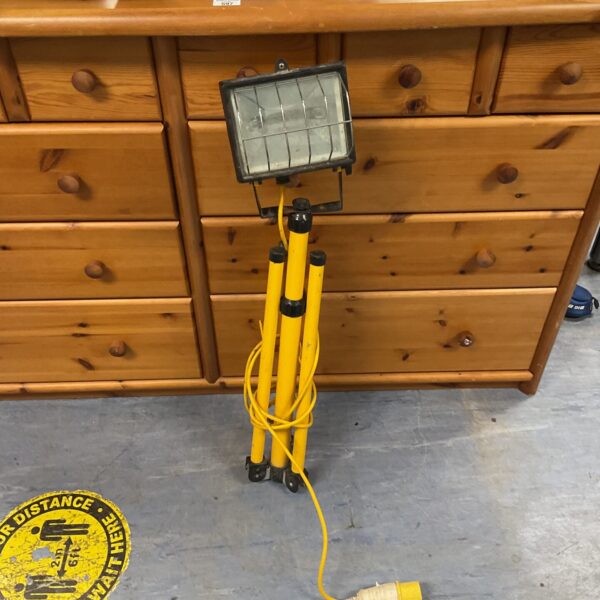 Portable halogen site light with extending legs for construction or DIY.