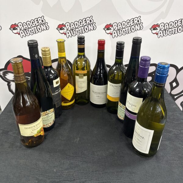 Assorted wine lot with ten bottles of varied wine.