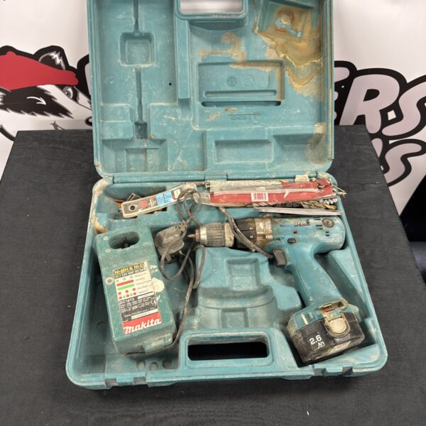 Makita cordless drill set with charger and battery in carry case.