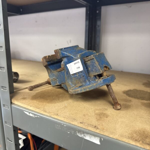 Small vintage Record No. 00 bench vice for metalworking.