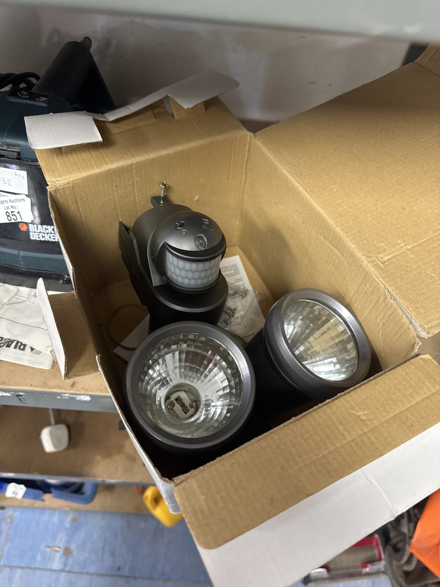 889 Outdoor twin security light – appears new, needs bulbs
