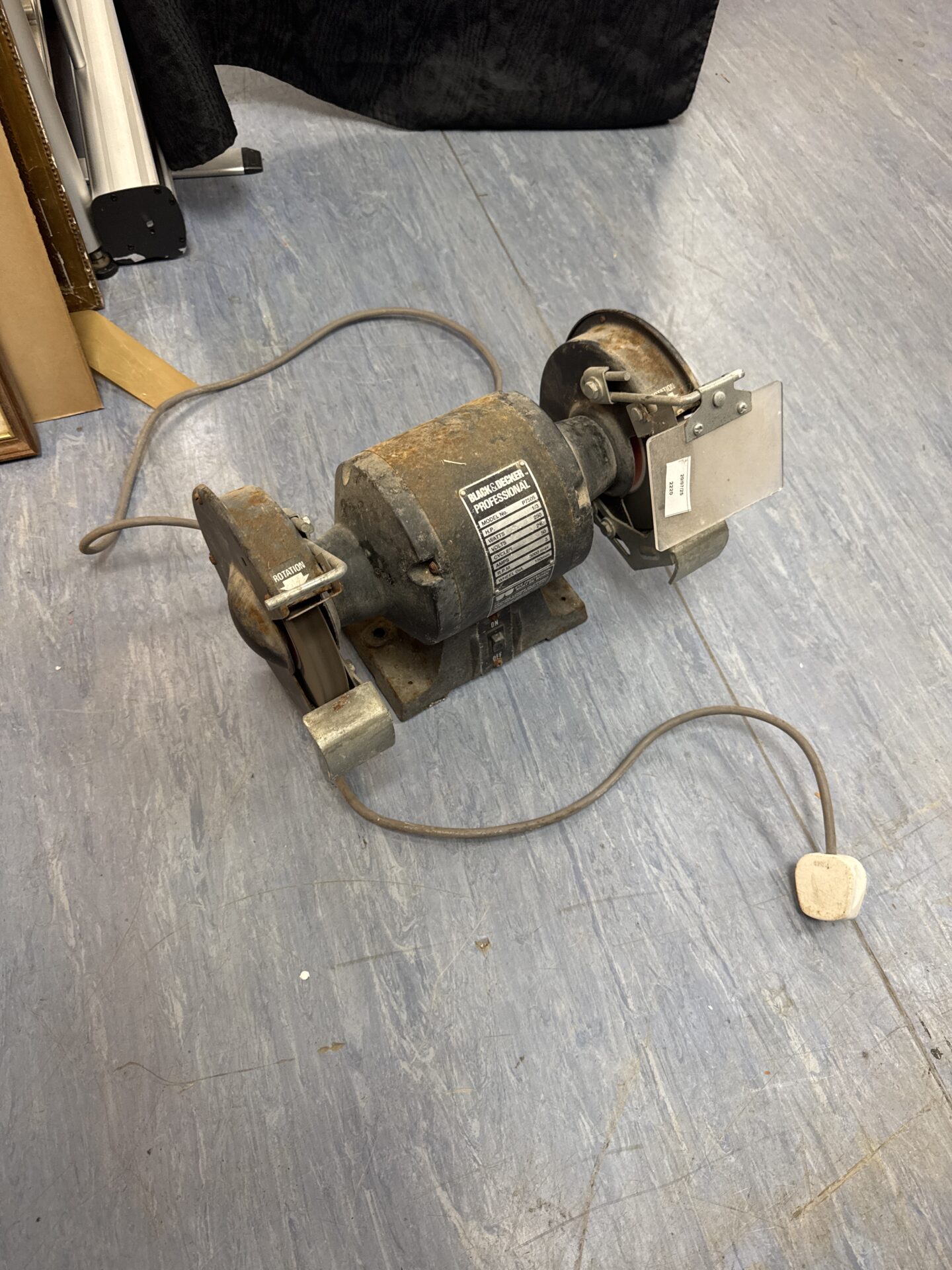 893 Black & decker p7505 bench grinder wheel – working