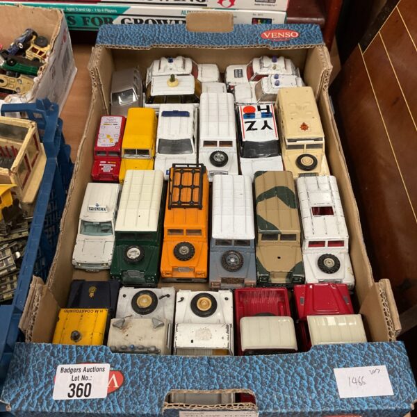 Mixed lot of Land Rover diecast models, including Burago.