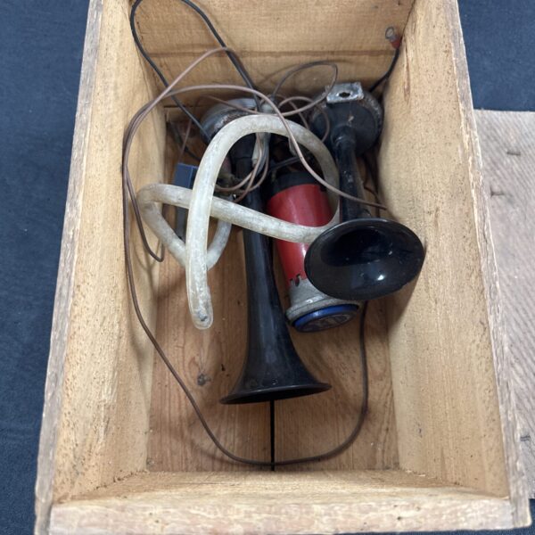 Stebel GR90 air horn set with wiring and brackets.