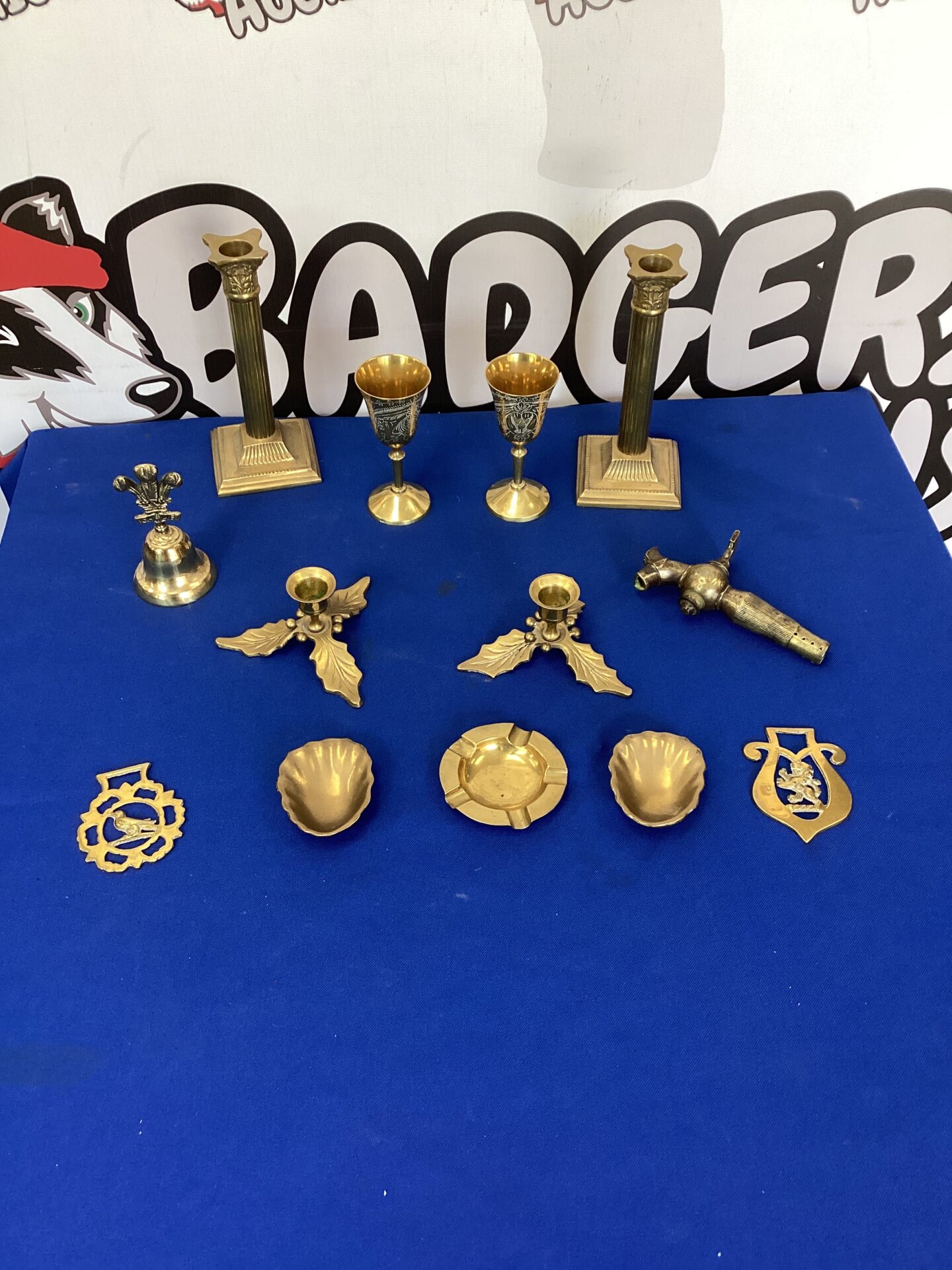 255 Tray of mixed brassware