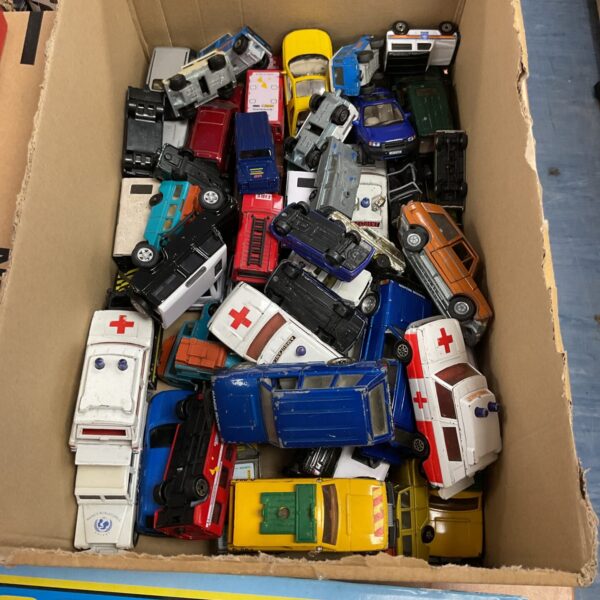 Mixed lot of diecast Land Rover and Range Rover models.