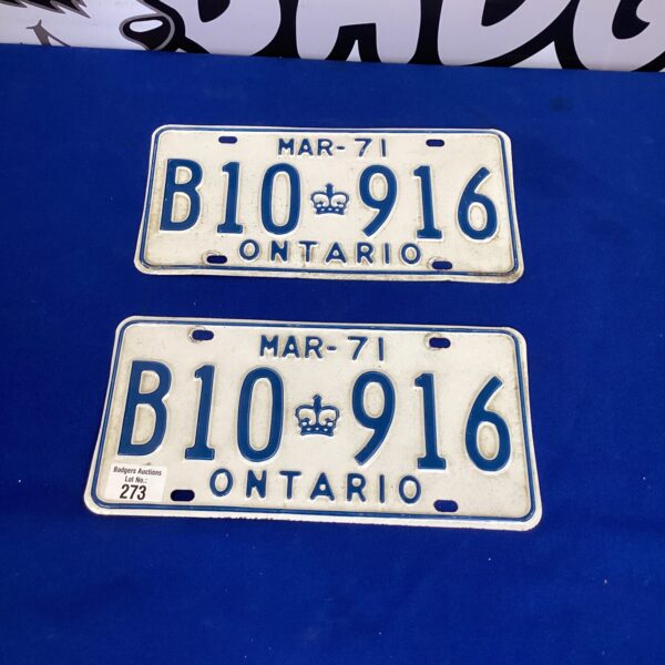 Vintage Ontario car registration plates with number B10-916.