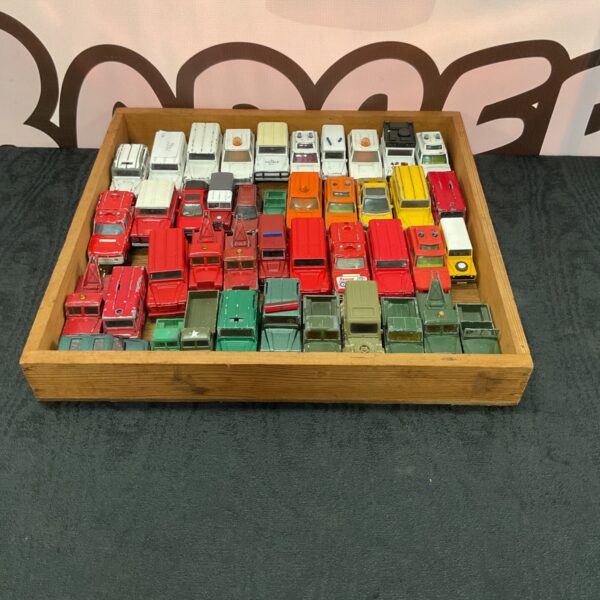 Mixed lot of vintage and modern Land Rover diecast models.