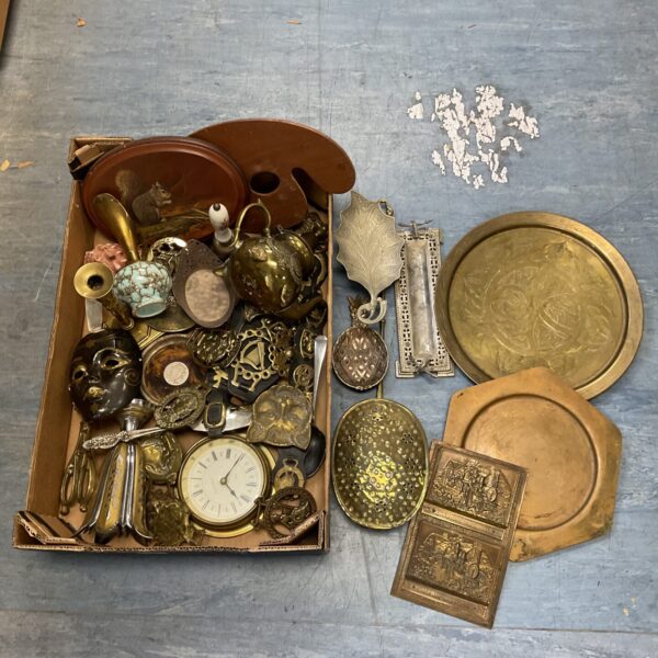 Mixed brassware lot featuring vases, letter rack and horse brasses.