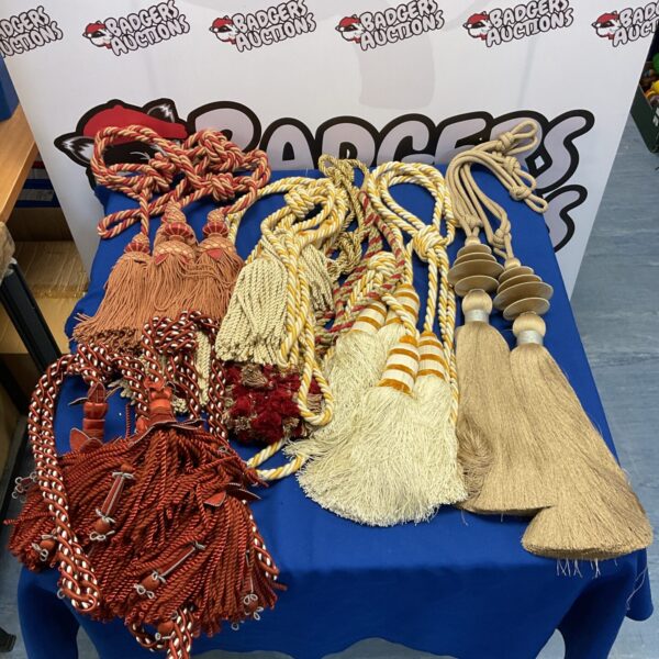 Six pairs of luxury curtain tiebacks with tassels.