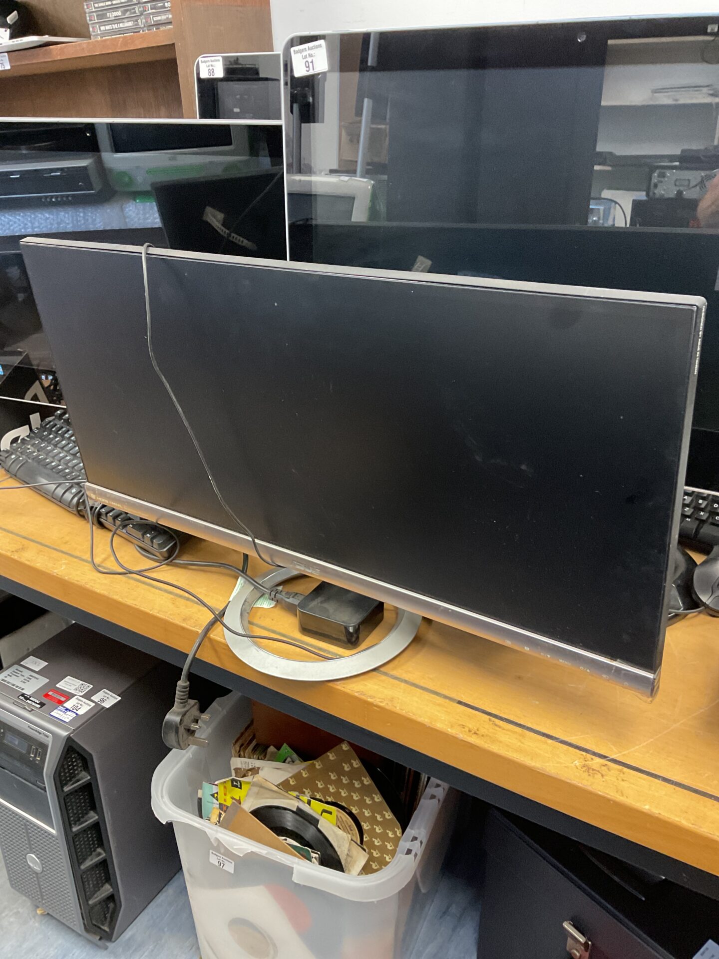 092 Asus widescreen lcd 4k monitor working (has linebof dead pixels)