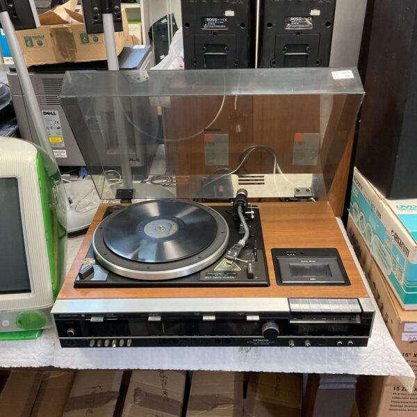 Vintage Hitachi SDT-2680R music centre with wood finish.