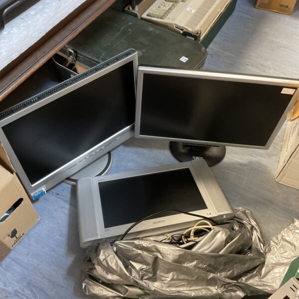 Vintage Samsung LCD monitor with Philips and GNR computer screens.