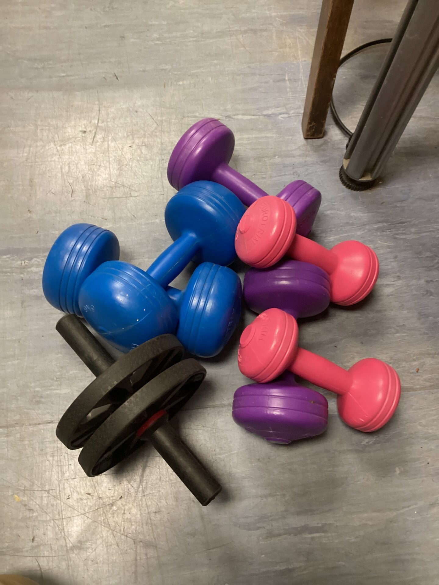 599 Set of dumbbells with rolling exercise machine