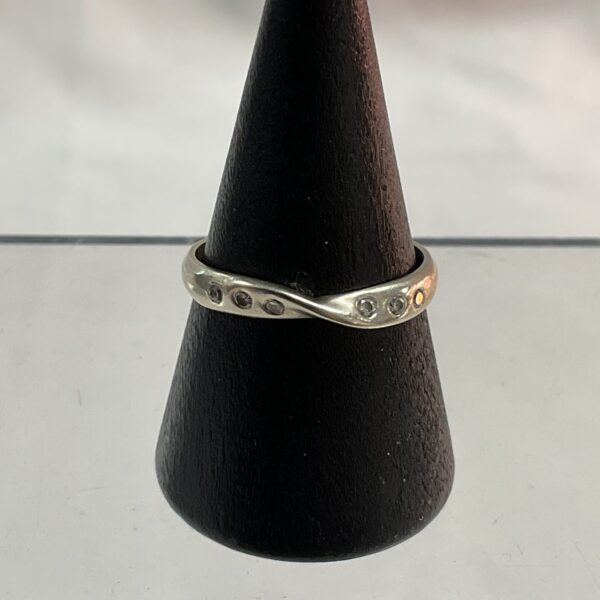 Elegant 9ct white gold diamond crossover ring, size O.