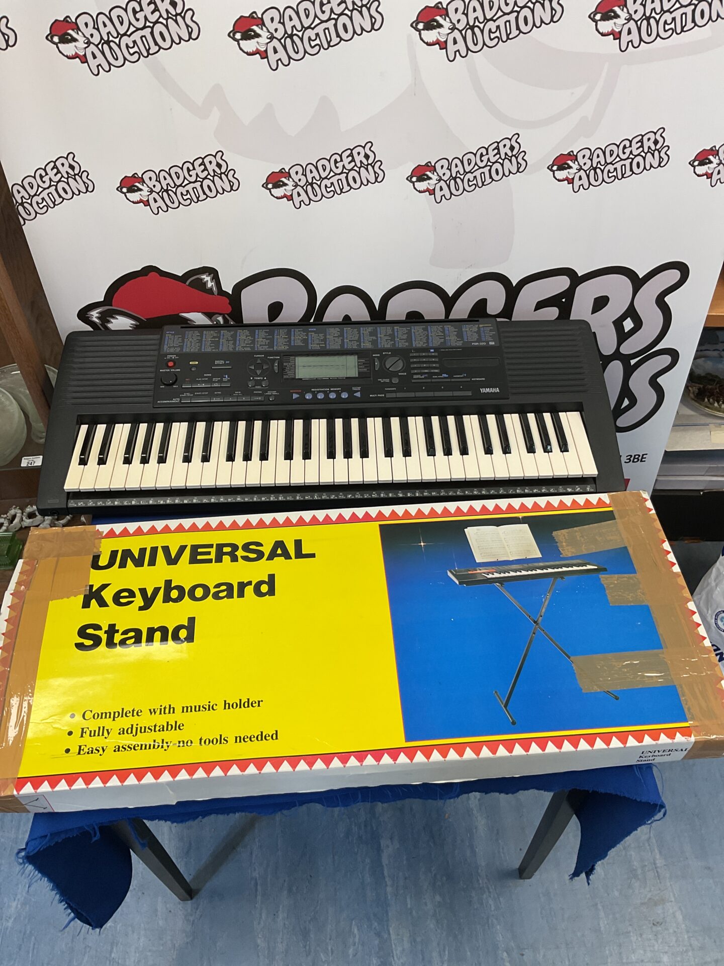 181 Yamaha psr-320 keyboard with stand