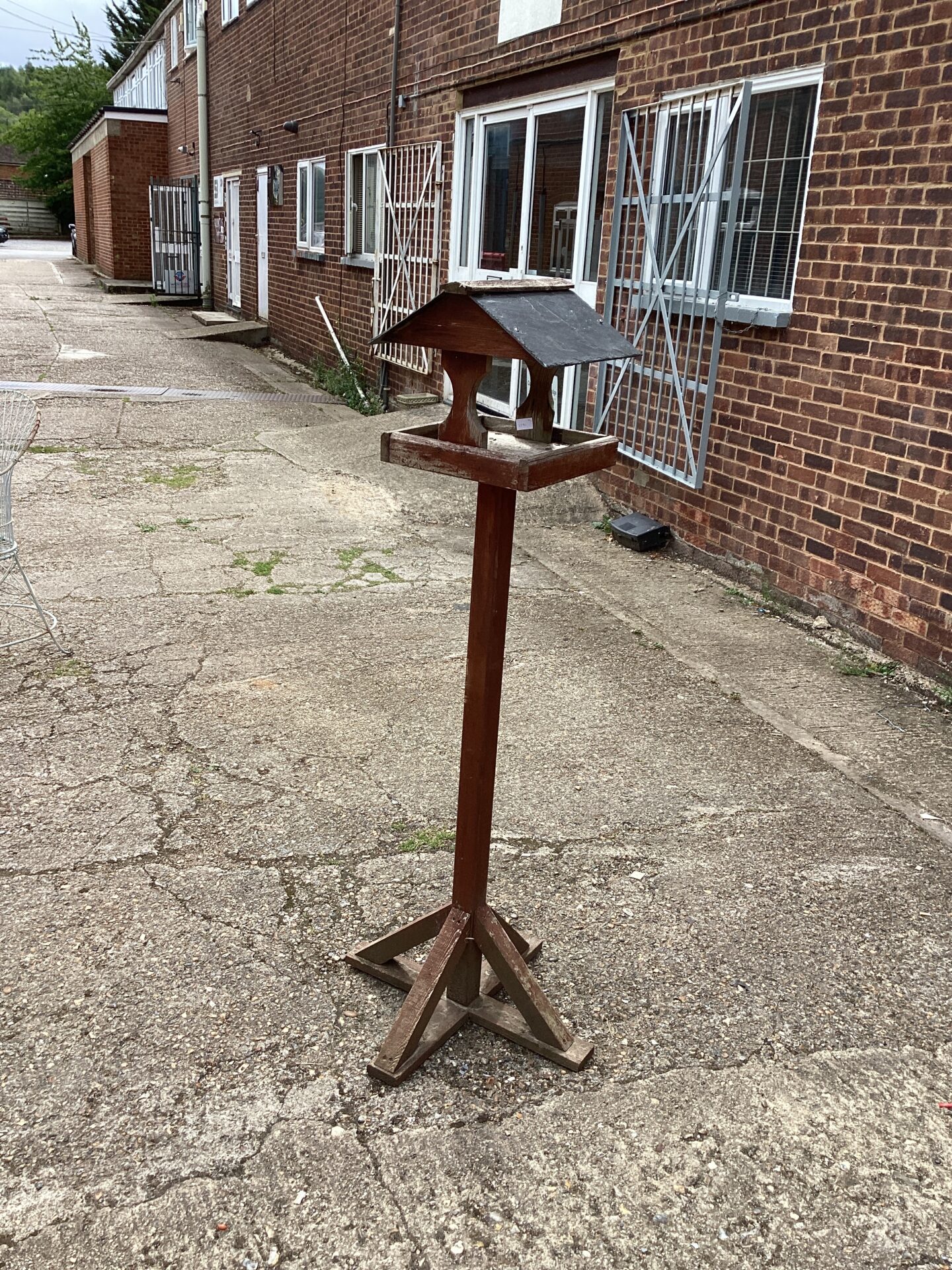 1072 Free standing Wooden Bird Table