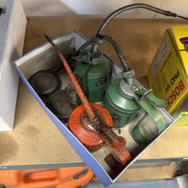 Vintage green oil drip can, model PH0-100, for workshop lubrication.