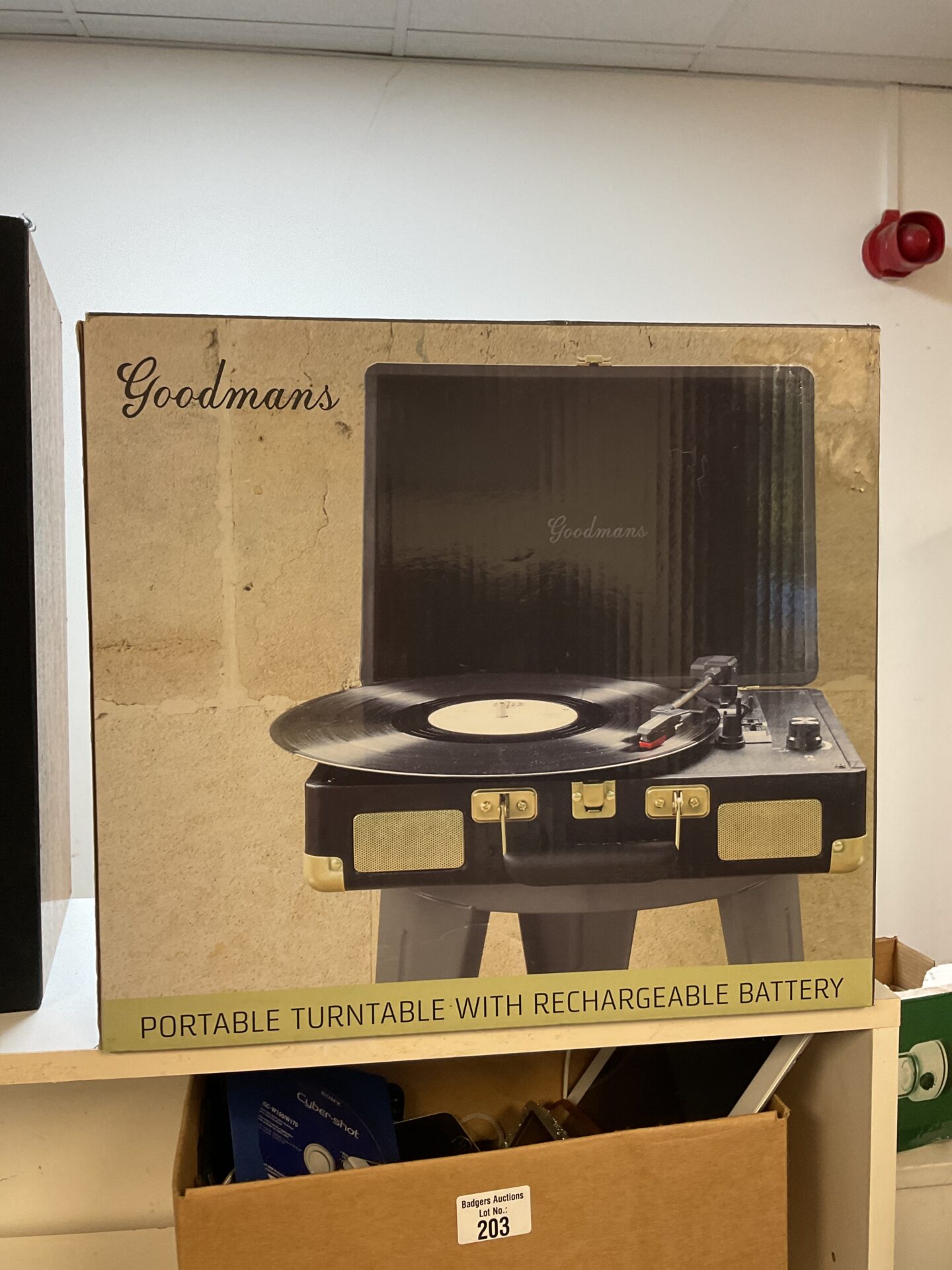 201 Goodmans portable turntable with rechargeable battery