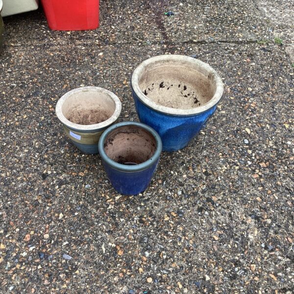 Lot of three glazed garden pots in blue and terracotta.