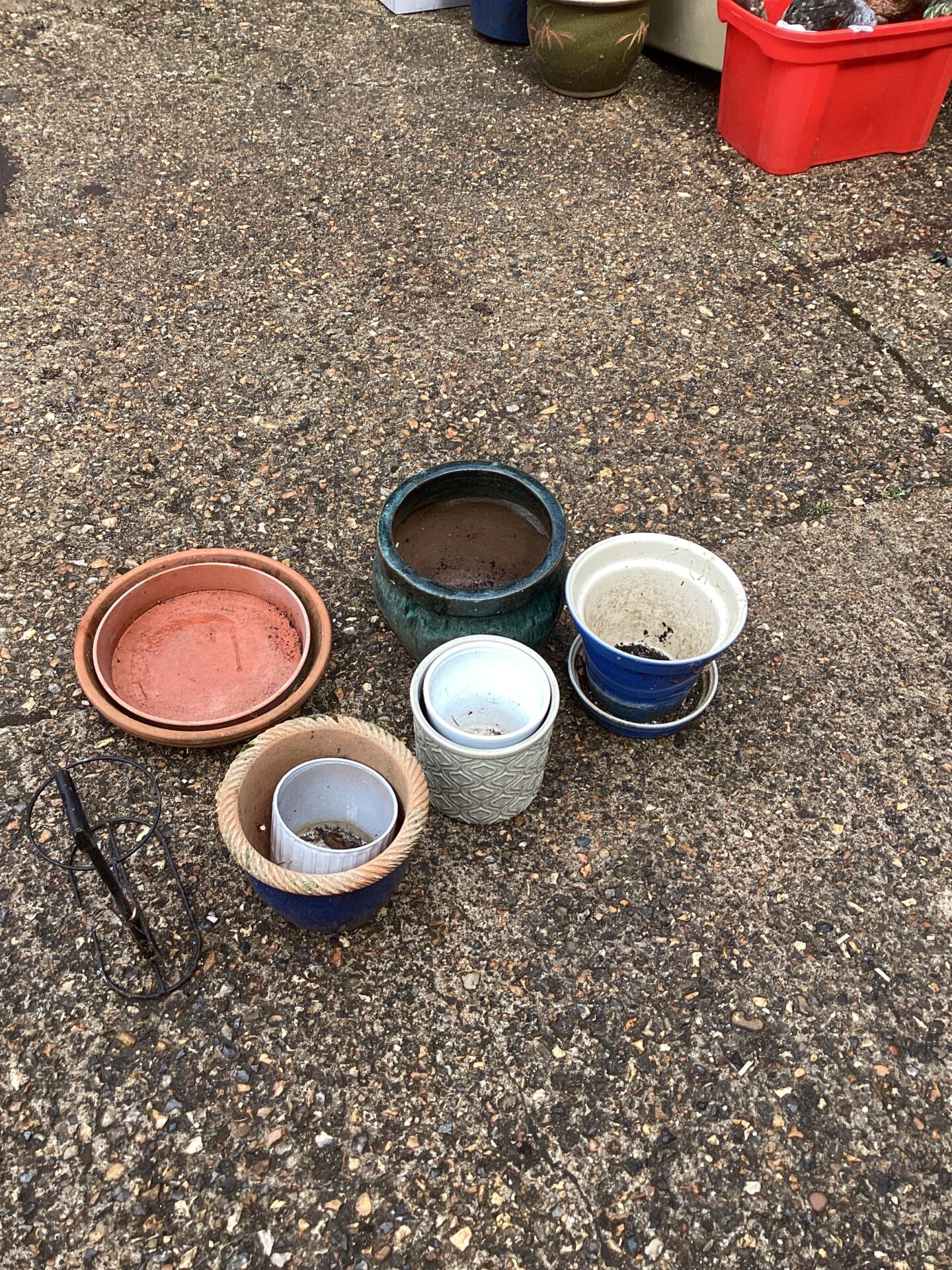 1146 Selection of garden pots