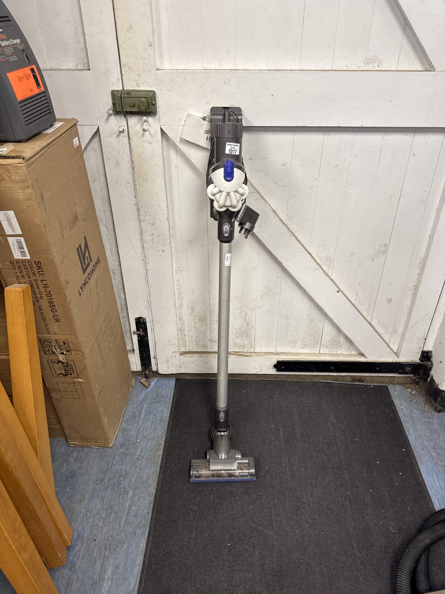 1028 Dyson cordless hoover with charger – powers on